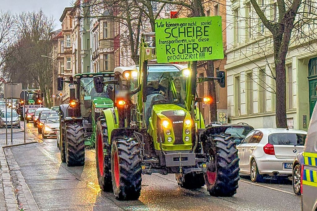 Der Autokorso in der August-Bebel-Straße