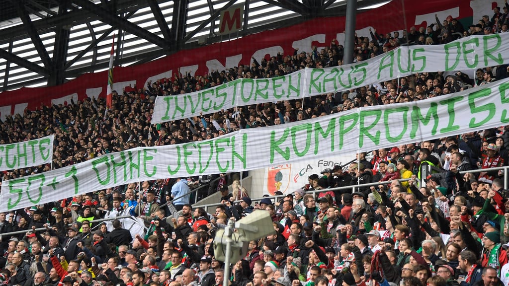 Bannerprotest beim Spiel zwischen Augsburg und RB Leipzig.