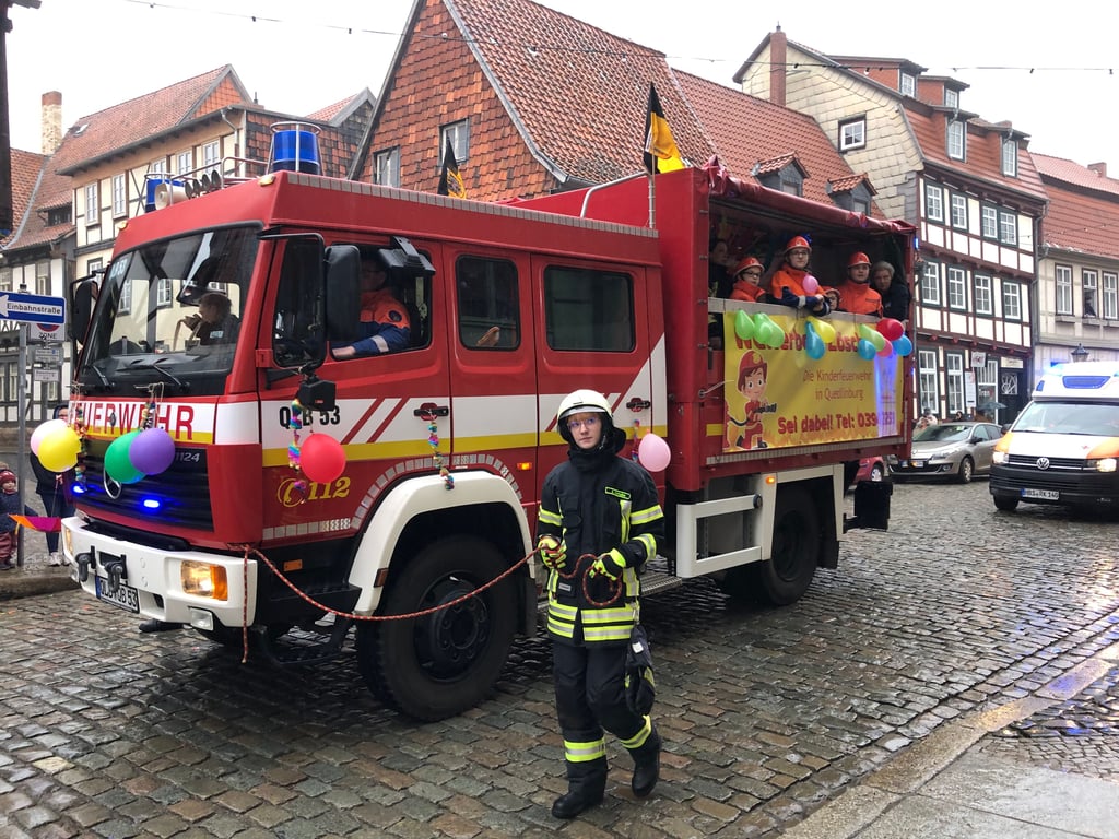 Eingereiht in den Umzug haben sich auch die Jugendfeuerwehr Quedlinburg und die Kinderfeuerwehr.