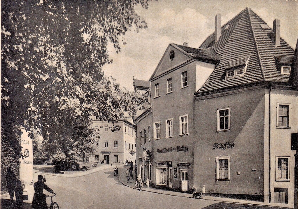 Eine sehr seltene Ansichtskarte vom Café Weitze am Nikolaiplatz 9 in Zeitz von Lichtbild-Schincke aus dem Jahr 1947zeigt eine Ansicht, die viele Zeitzer so nicht kennen.