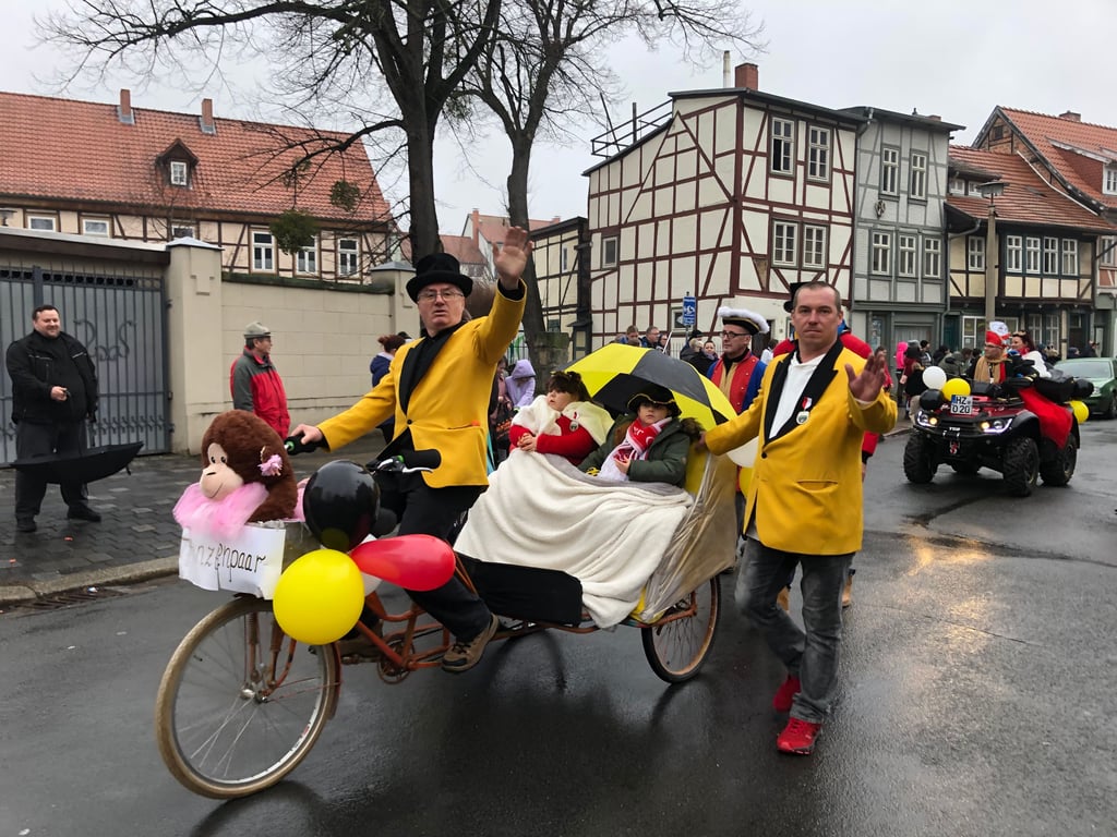 Natürlich mit dabei: das Kinderprinzenpaar des QCV, Carly II. und Alex I., das mit dem Fahrrad gefahren wird, und das Prinzenpaar Dani I. und Lars I. auf dem Quad.