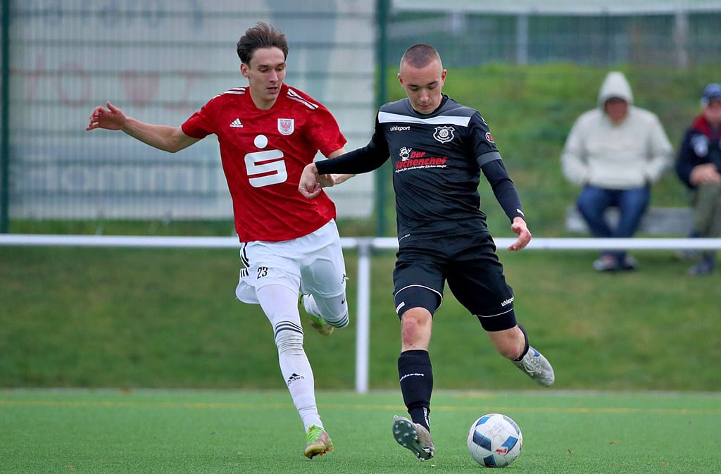Joel Flügel (r./gegen Tangermünde) ging bei der Aufholjagd gegen Weißenfels mit einer starken Leistung voran.