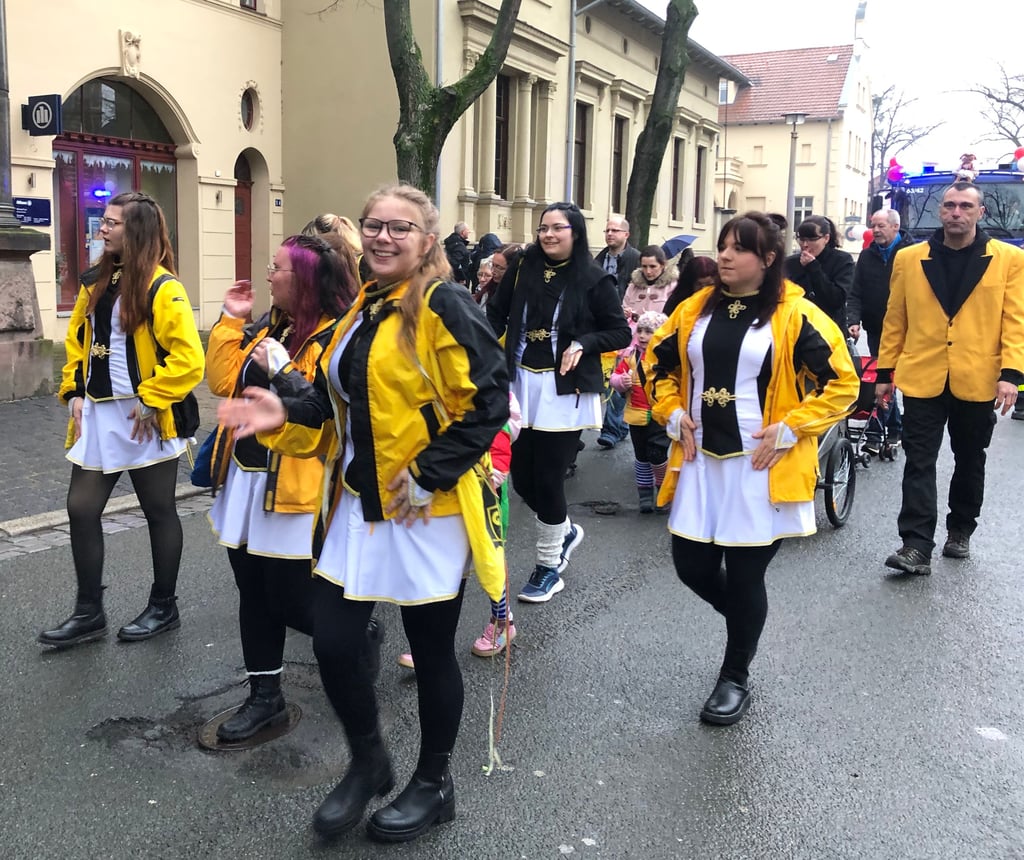 Für gute Stimmung sorgte auch die Rolandsgarde des QCV, die während des Umzugs etwa auch zum "Los Del Rio"-Hit "Macarena" tanzte.