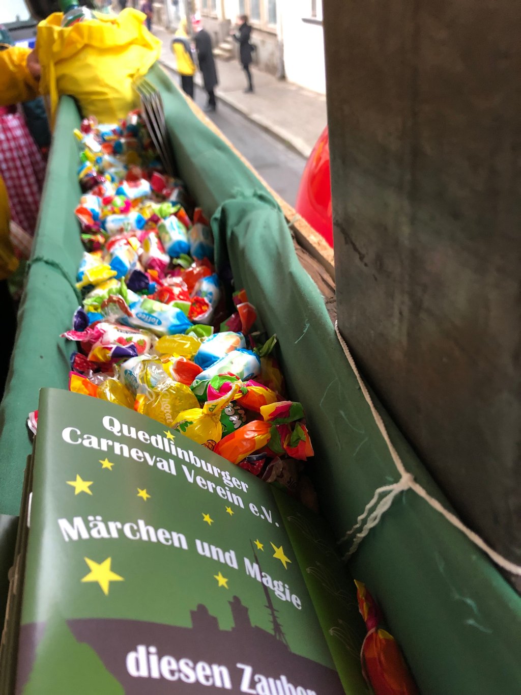 Die Kamelle liegen bereit - allein auf dem QCV-Mottowagen 50 Kilogramm.
