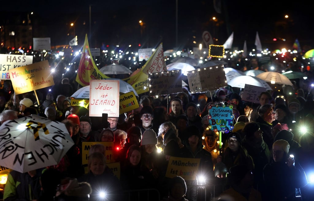 Die Demo „Lichtermeer für Demokratie, gegen Rassismus, Antisemitismus und Hetze“ auf der Theresienwiese in München.