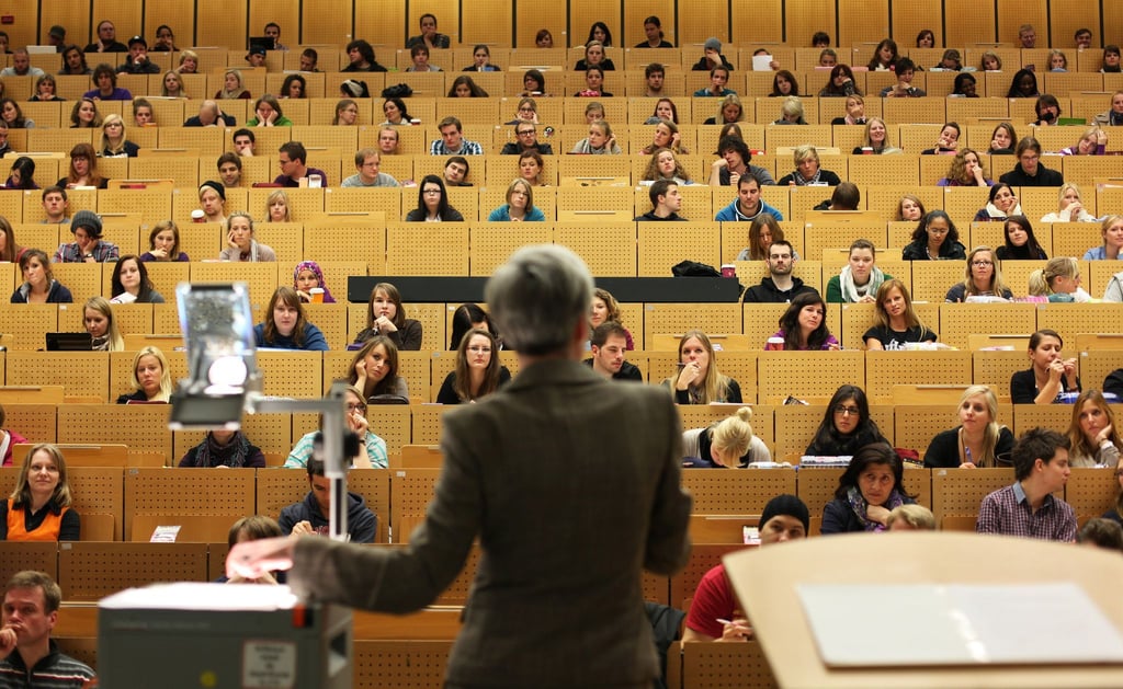 Eine Professorin hält in einem Hörsaal der Ruhr-Universität eine Vorlesung.