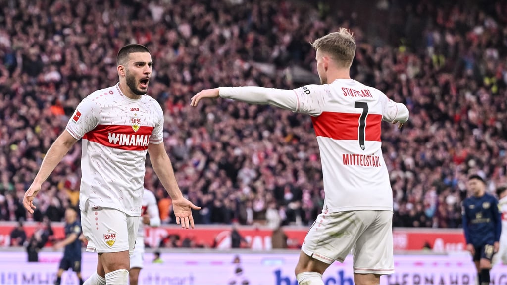 Auf der Erfolgswelle: Stuttgarts Deniz Undav (links) und Maximilian Mittelstädt bejubeln das 3:0.