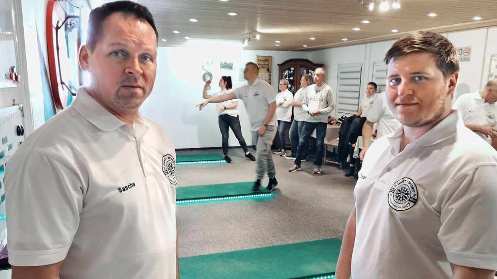 Mannschaftskapitän Sascha Balzereit (links) und sein Vize Tizian Hecht haben bei den Dährer Darts-Spielern den Hut auf.