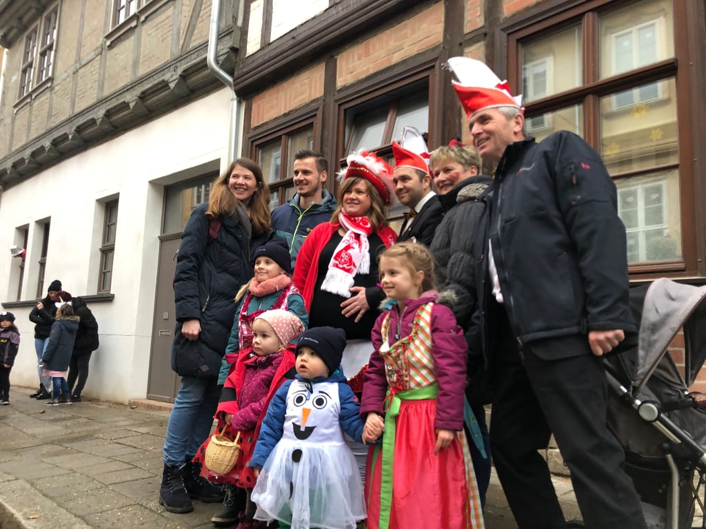 Noch schnell ein Foto; dann starten die einen den Umzug, die anderen schauen zu.