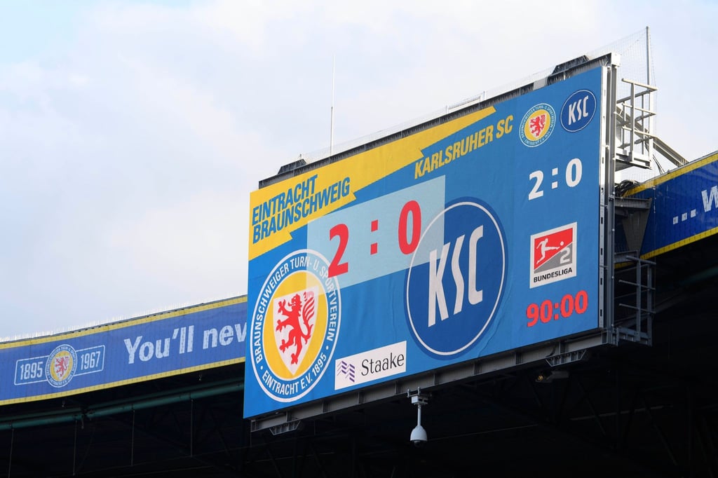 Blick auf die Anzeigetafel mit dem Endergebnis 2:0.