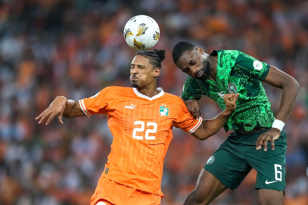 Sébastien Haller (l) von der Elfenbeinküste im Kopfballduell mit Semi Ajayi.