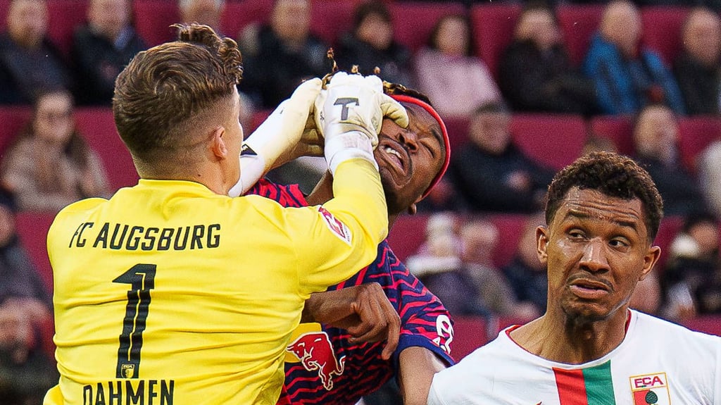 Weggefaustet: Finn Dahmen trifft Mohamed Simakan voll im Gesicht.