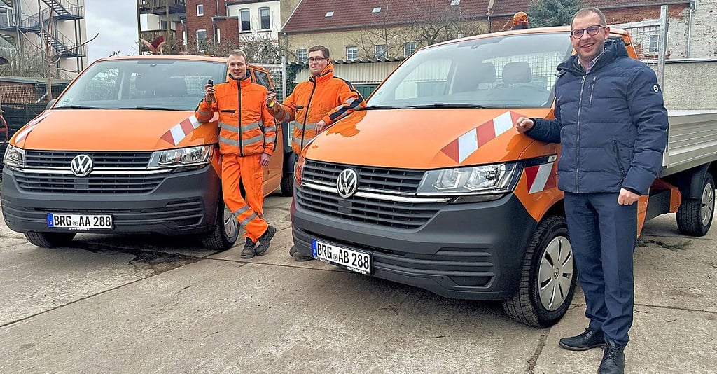 Bürgermeister Philipp Stark (rechts) mit Christoph Berger und Gordon Pohle an den beiden neuen Fahrzeugen vom Bauhof in Burg.