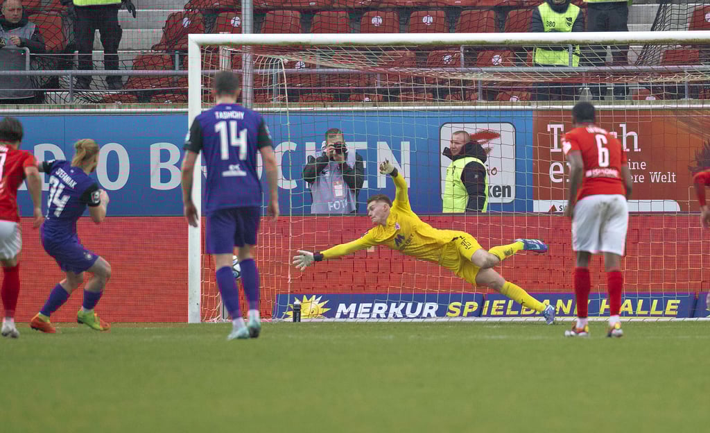 HFC-Torwart Philipp Schulze fliegt zwar in die richtige Ecke, der Elfmeter von Marvin Stefaniak zum 3:2 für Aue ist aber zu platziert geschossen.