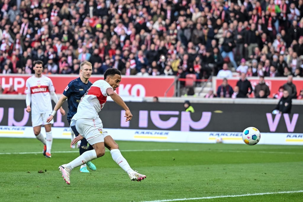 Stuttgarts Jamie Leweling erzielt das 2:0.
