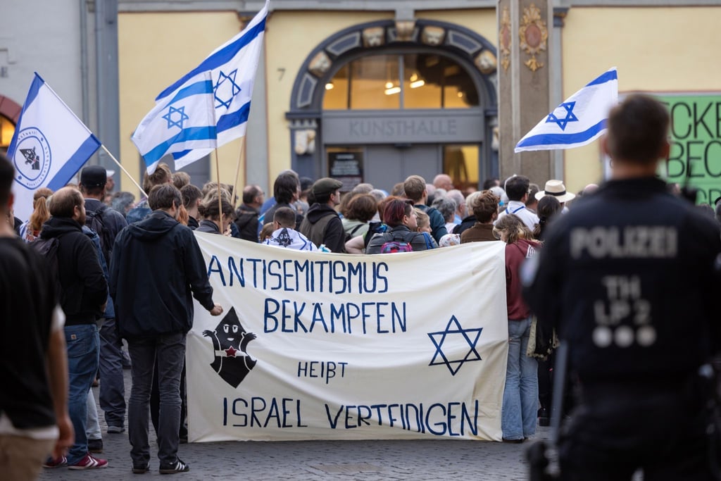 „Antisemitismus bekämpfen heißt Israel verteidigen“, steht auf einem Transparent.