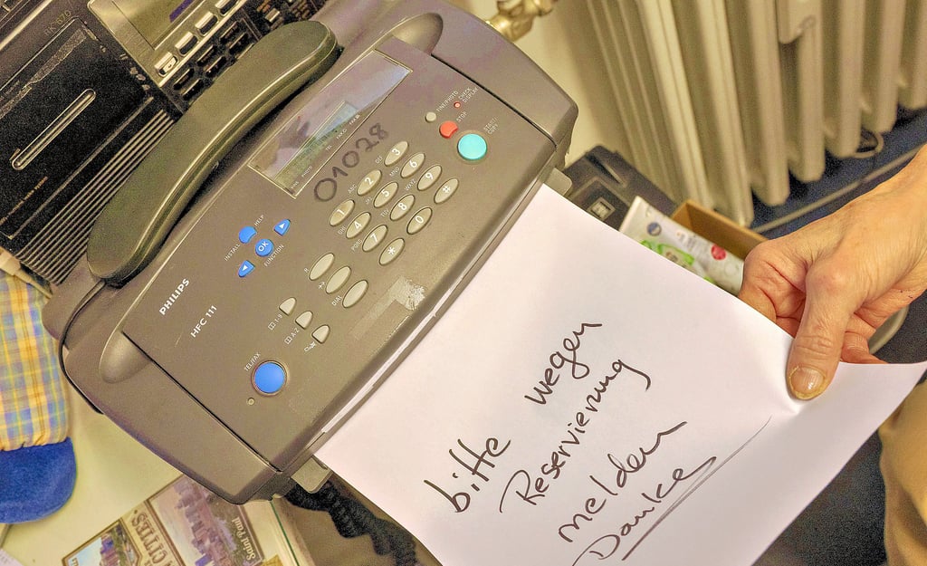 Es gibt sie noch, die Telefaxgeräte. Aber es werden immer weniger Faxe verschickt.
