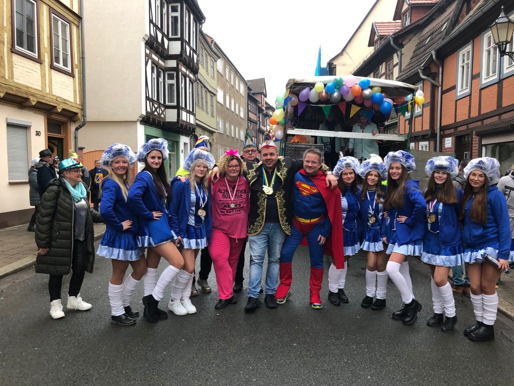 Startklar für den Umzug: der Thalenser Carneval Club mit seinem Präsidenten Sebastian Suhr und Bürgermeister Maik Zedschack in der Mitte.