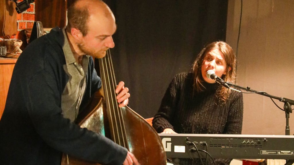 Das Jazz-Duo Eggnog the Nonth spielte im Unordnungsamt Kalbe.