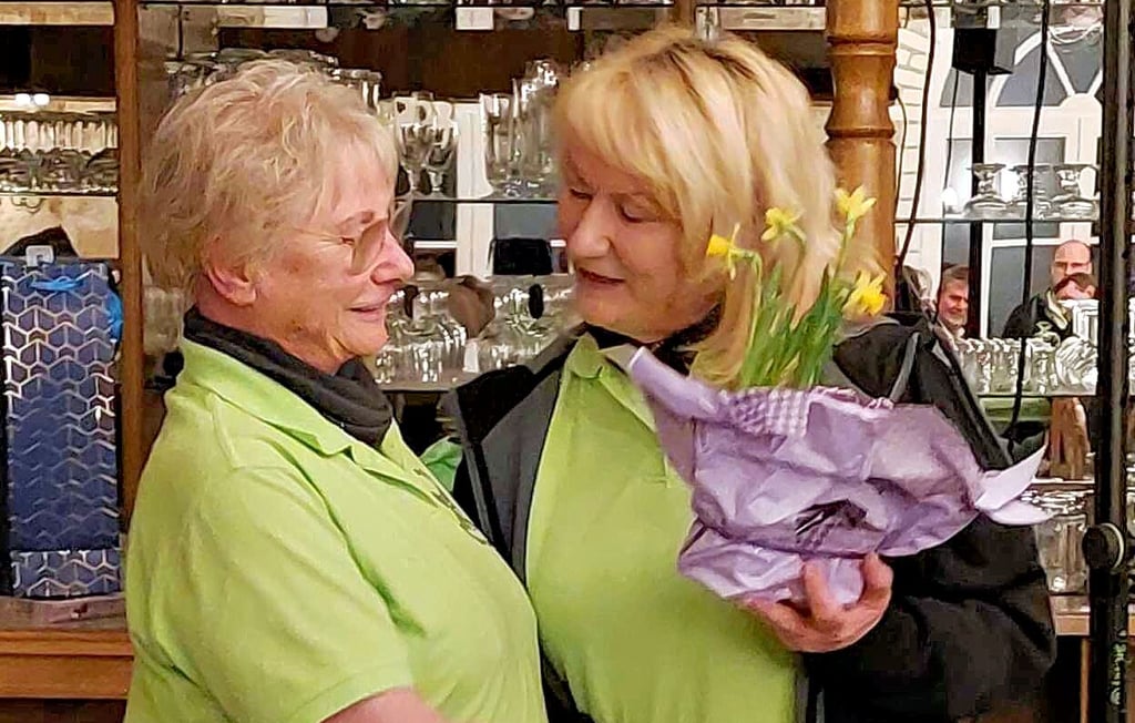 Hannelore Jordan (l.) hat einst den Bürgerverein aus der Taufe gehoben. Dafür dankt ihr die heutige Vorsitzende Andrea Pulver.
