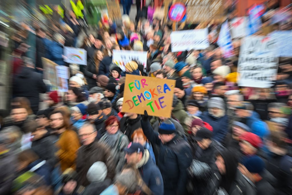 Teilnehmer einer Demonstration gehen durch die Stadt.
