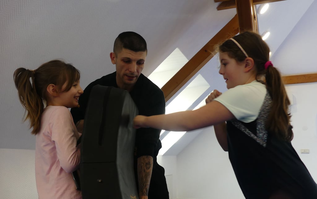 Maik Schilling zeigt Yasmin und Blanca, wie man im Ernstfall richtig zuschlägt