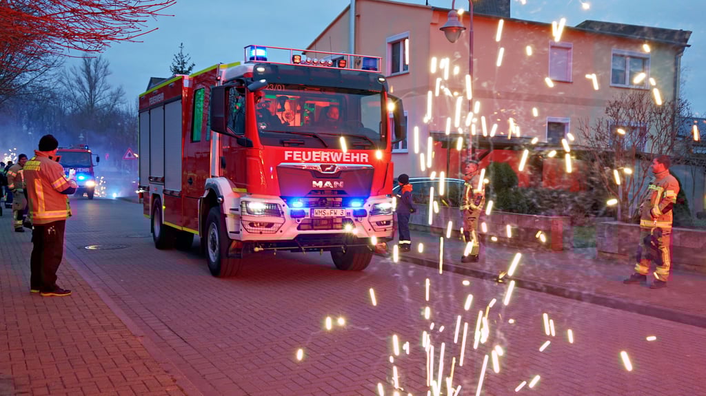 Wolmirstedts Feuerwehrleute begrüßen das neue Tanklöschfahrzeug in allen Ehren. Sobald sie die neue Technik beherrschen, wird es eingesetzt.
