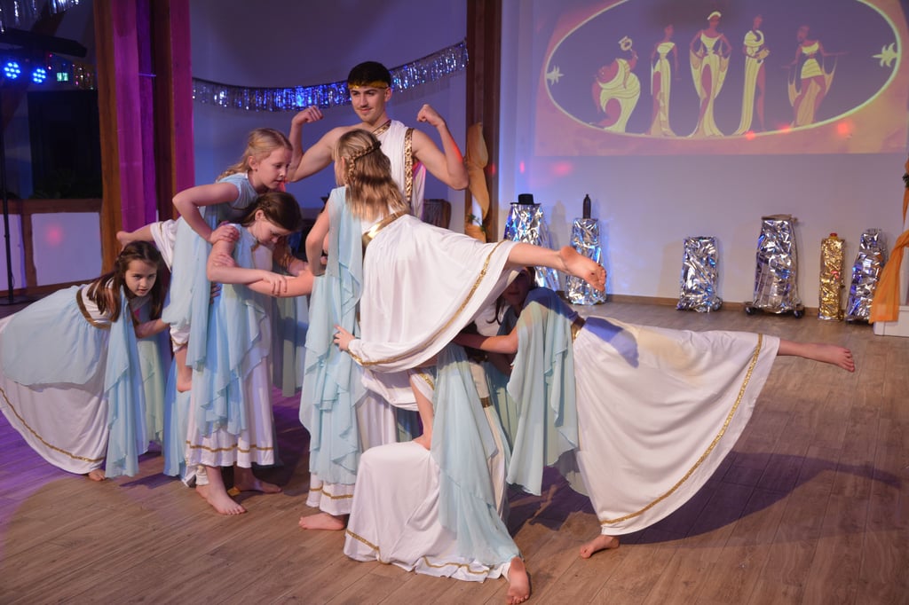 Die Kindertanzgruppe mit Maja Taut, Mayla Lücke, Leni Dubielczyk, Lusia Wrogemann, Emma Wilke, Juane Kopp, June Woitzick und Lilly Köppen stattete Zeus einen Besuch auf dem Olymp ab und imponierte mit einem gekonnten Schlussbild.