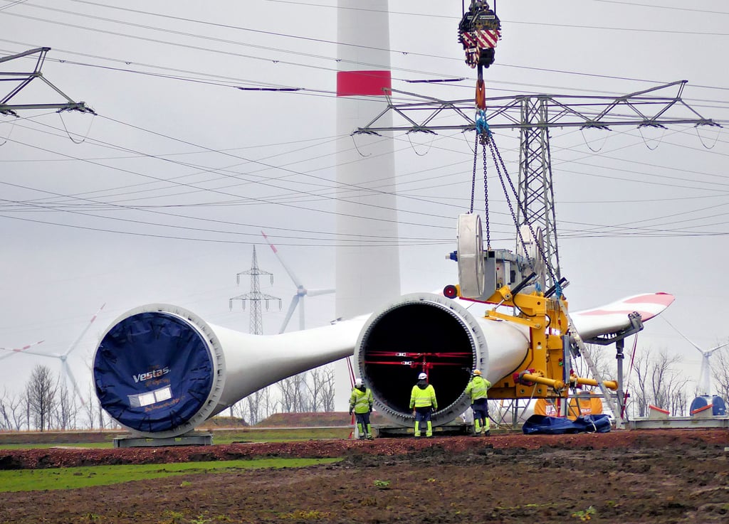 Im Saalekreis entrstehen neue Windräder: 30 Tonnen schwer und jeweils 79,3 Meter lang sind die Rotorblätter, die per Kran an ihren Einsatzort gebracht werden sollen .