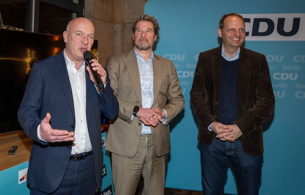 Kai Wegner (l-r, CDU), Dirk Stettner und Thomas Heilmann (CDU), stehen am Wahlabend im Kochwerk im Bezirk Pankow.