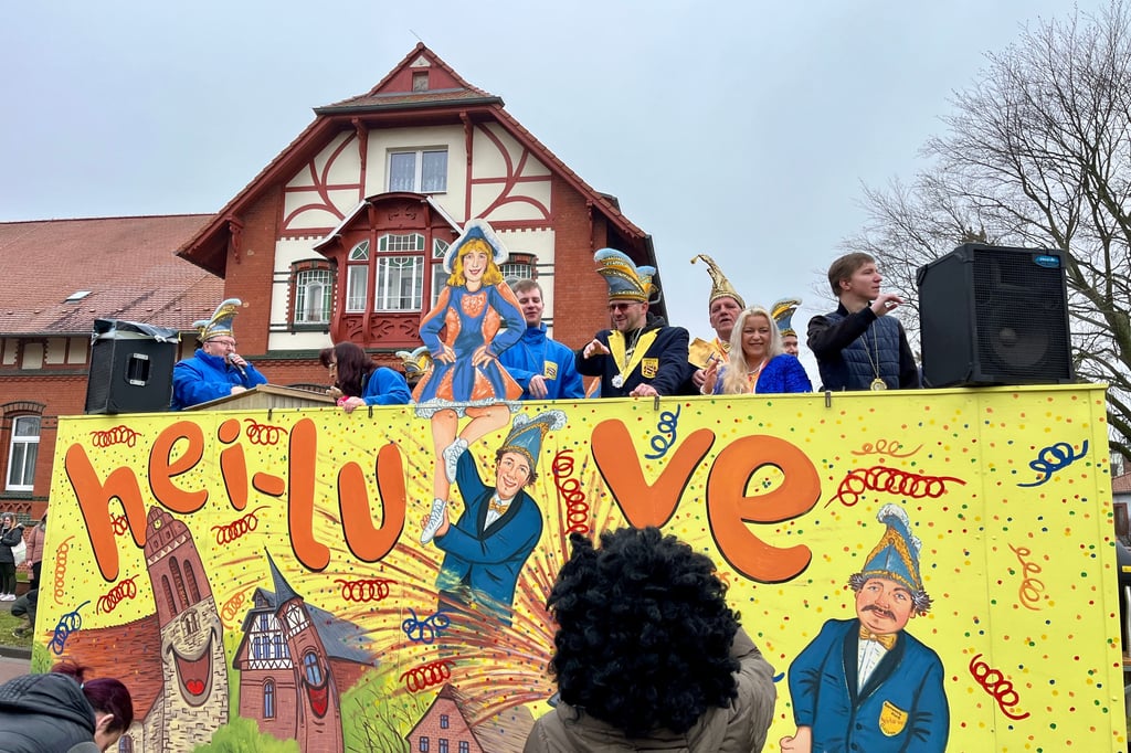 Der Elferratswagen der Gölzauer Karnevalisten passiert die Stadtverwaltung.