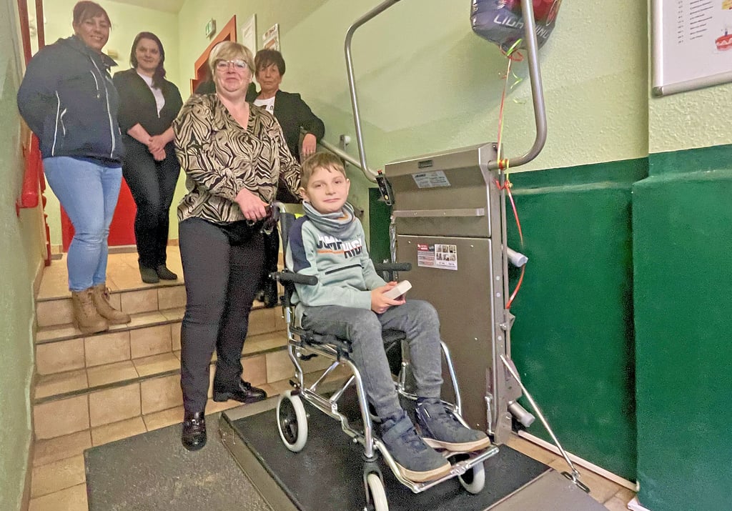 Einen Tag vor seinem 9. Geburtstag konnte sich Olli über einen Treppenlift in der Grundschule Loburg freuen.