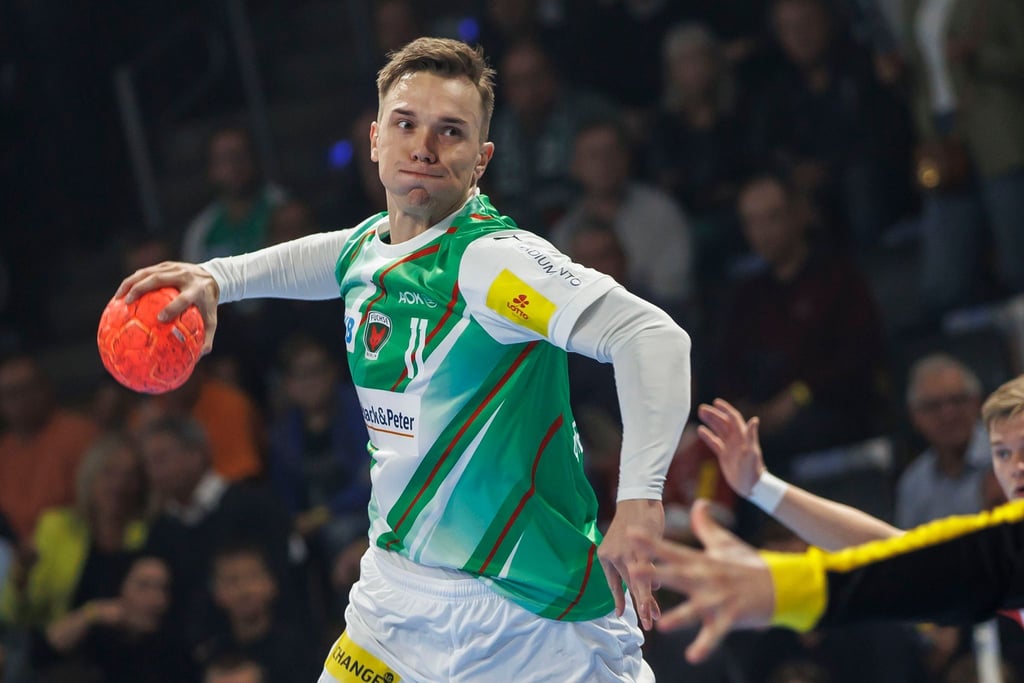 Berlins Lasse Andersson wirft den Ball auf das Tor.