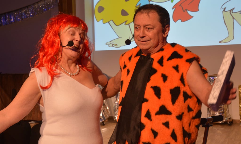 Die Zeitreise der Motzener Karnevalisten legte auch einen Halt bei Wilma (Jutta Merkla) und Fred Feuerstein (Peter Merkla) ein. Fred Feuerstein hatte bei der Ankunft der Motzener gerade seinen Rentenbescheid erhalten.