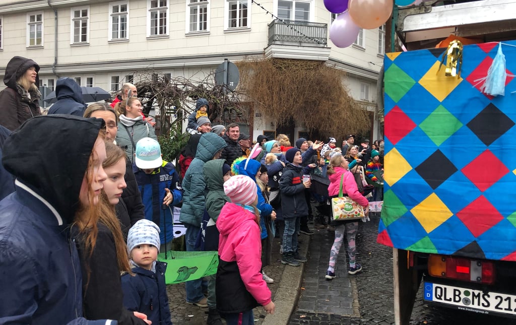 An die Strecke waren, wie hier an der Ecke Bockstraße/Klink, viele Besucher gekommen, um sich den Umzug anzusehen.