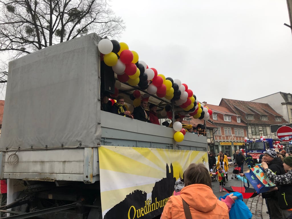 Vom QCV-Mottowagen grüßen Elferrat, Stadtratsvorsitzende Sylvia Marschner sowie Gäste aus Hannover und Braunschweig.
