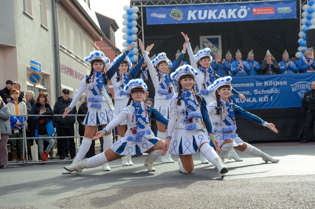 Der Rosenmontagsumzug der KUKAKÖ bahnt sich seinen Weg durch tausende Närrinnen und Narren an den Straßenrändern.