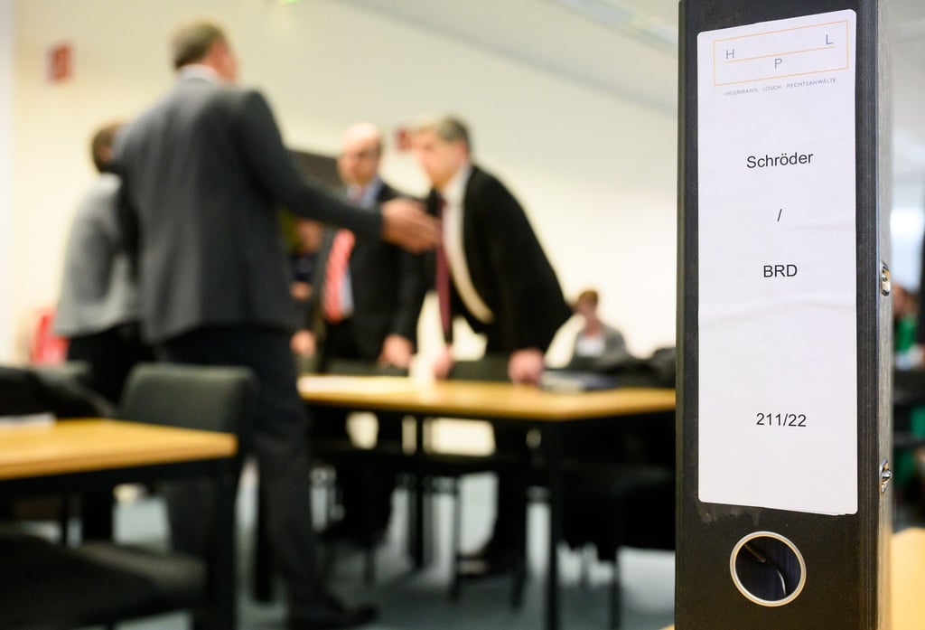 Ein Aktenordner mit der Aufschrift „Schröder / BRD“ steht bei der Verhandlung des Berliner Verwaltungsgerichts auf dem Tisch.