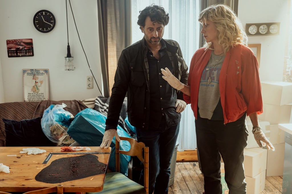Cornelia Conny Majewski (Caroline Peters, r.) und Oliver Dierks (Serkan Kaya, l.) in einer Szene aus „Die Neue und der Bulle - Ein Duisburg-Krimi: Plötzlich Bulle“.