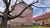 Dieses und ein weiteres ehemaliges Schulgebäude in Wernigerodes Ortsteil Benzingerode kommen bei einer Auktion in Leipzig Anfang März unter den Hammer. 