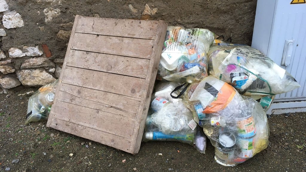 Nicht entsorgte gelbe Säcke in der Sackstraße in Veltheim. Die Abfallwirtschaft Nordharz hat jetzt einen neuen Abfuhrtermin bekannt gegeben.