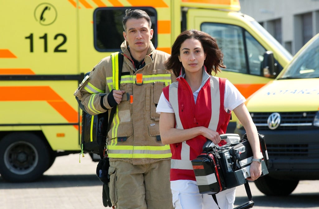 Sabrina Amali (r.) als Notärztin Dr. Nina Haddad und Max Hemmersdorfer (l.) als Feuerwehrmann Markus Probst in einer Szene aus „Die Notärztin“.