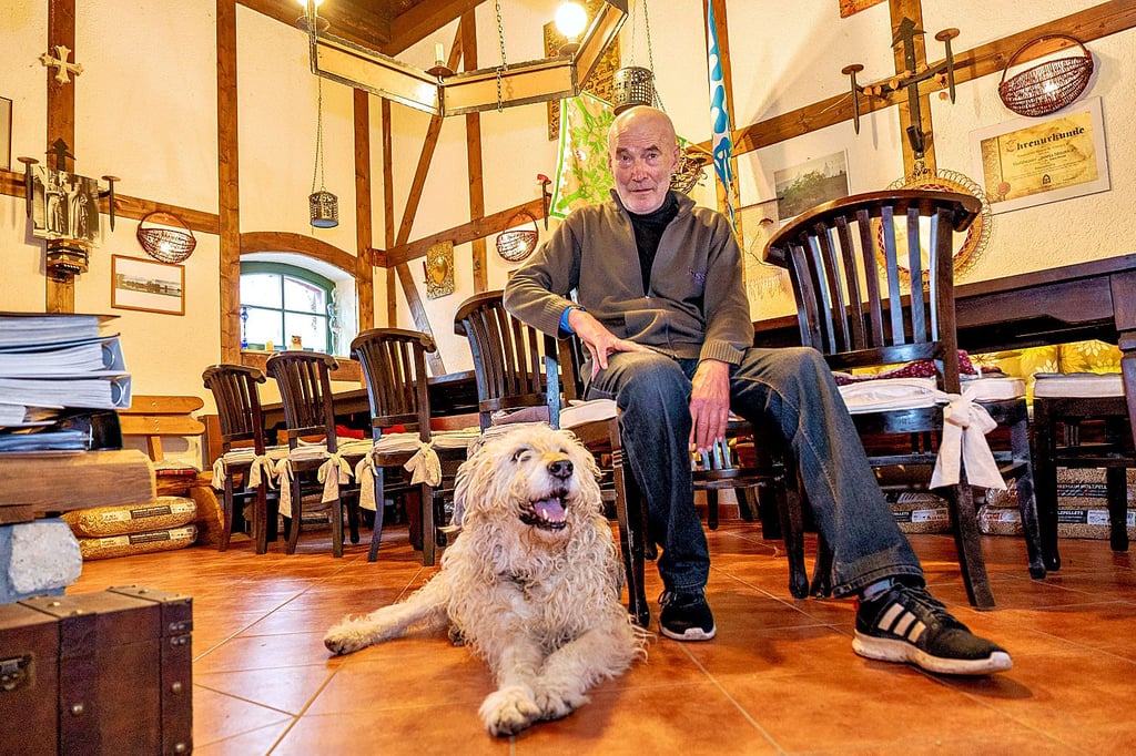 Volker Püschel im Probenraum, dem alten Rinderstall des alten Fährhauses in der Ulenaue. Hund Odin gehört zur Familie.