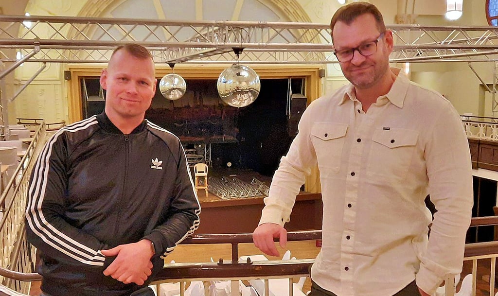Sebastian Brandenburg (links) und Jan Petzold organisieren die „Klangphase“ in Stendal. Der Festsaal des Hotels „Schwarzer Adler“ wird für die nächste Technoparty zur Tanzfläche umgewandelt.