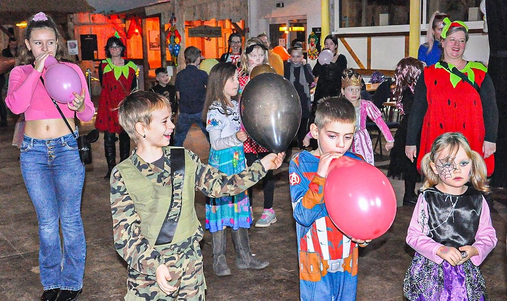 Etwas Mut gehörte schon dazu, um beim Luftballonblasen erfolgreich zu sein. Die jungen Karnevalisten ließen sich dennoch nicht lange bitten.