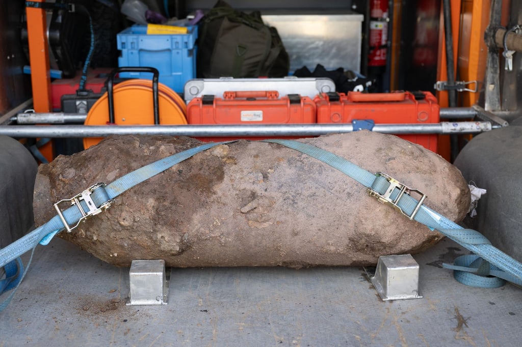 Die Fliegerbombe liegt nach der erfolgreichen Entschärfung am Fundort auf dem Gelände eines Autohof auf der Ladefläche eines Transporters.