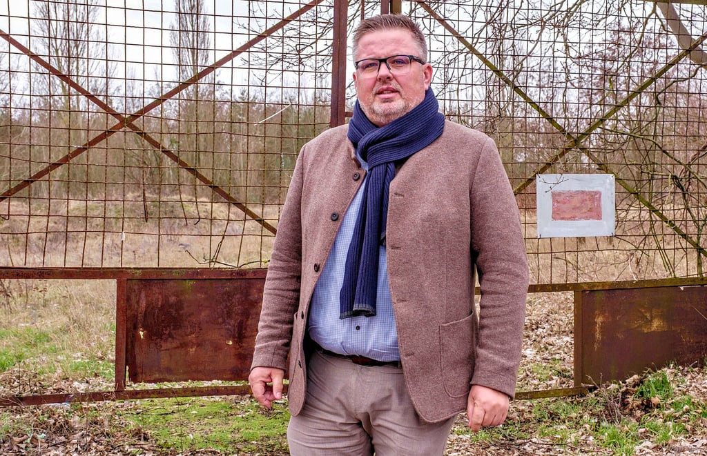 André Saage vor der innerstädtischen Brache zwischen Holländer Mühle und Johann-Sebastian-Bach-Straße