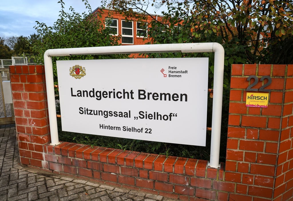 Ein Schild steht vor dem externen Sitzungssaal des Landgerichts Bremen.