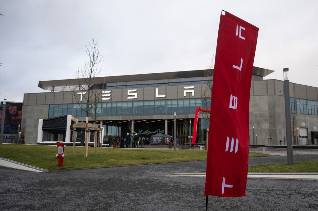 Vor dem Eingang der Tesla Fabrik „Gigafactory Berlin-Brandenburg“ steht eine Flagge mit dem Schriftzug „Tesla“.