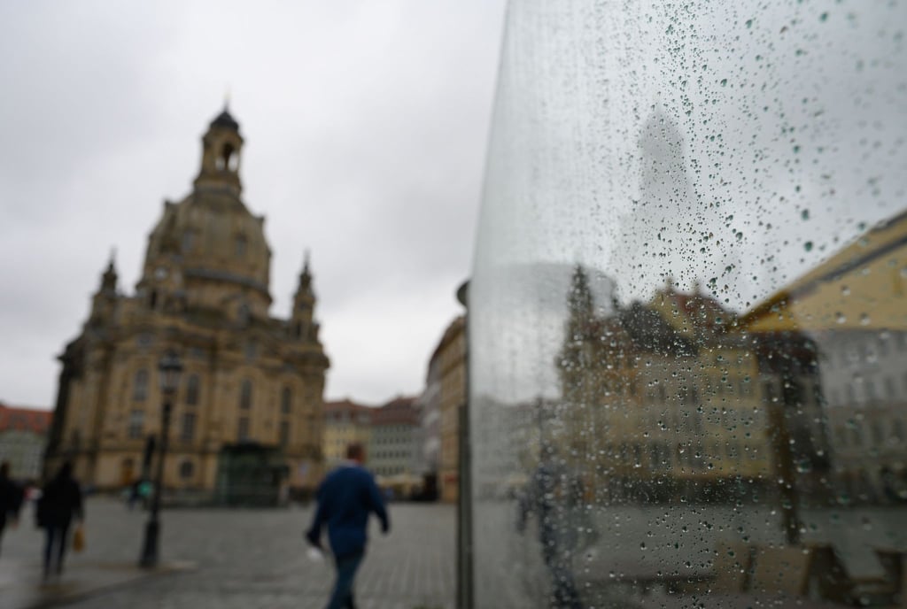 Eine Scheibe eines Restaurants auf dem Neumarkt vor der Frauenkirche ist mit Regentropfen benetzt.